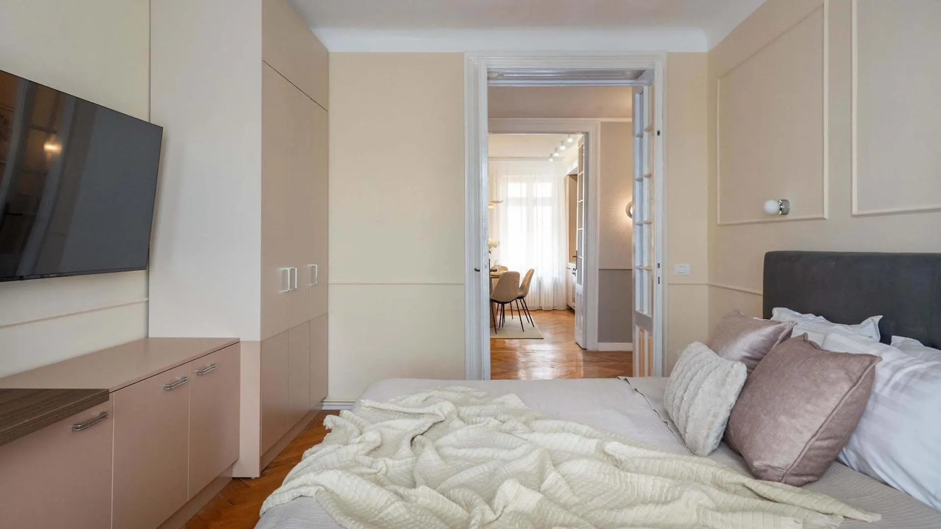 Elegant 3Br Flat Steps From Romanian Athenaeum Bukurešť 0*,