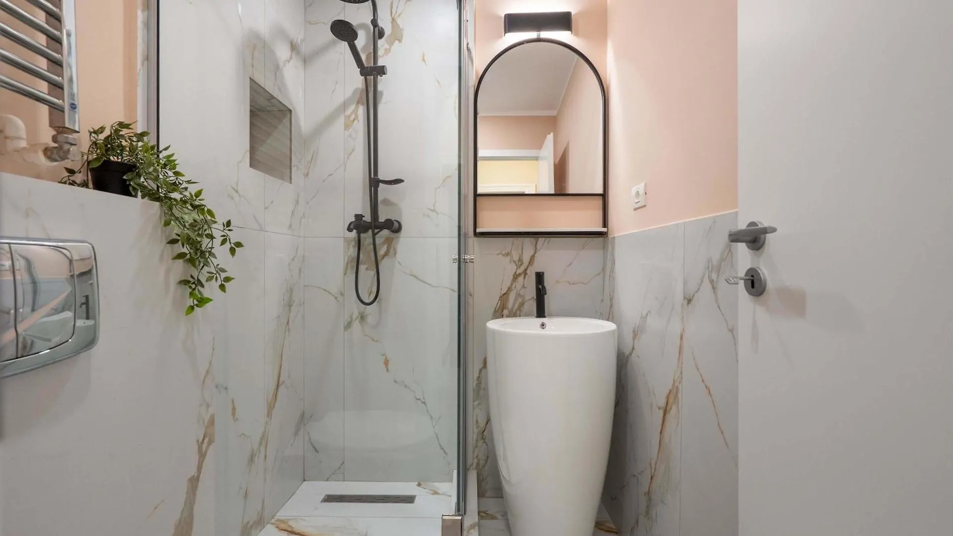Elegant 3Br Flat Steps From Romanian Athenaeum Bukarest Rumænien