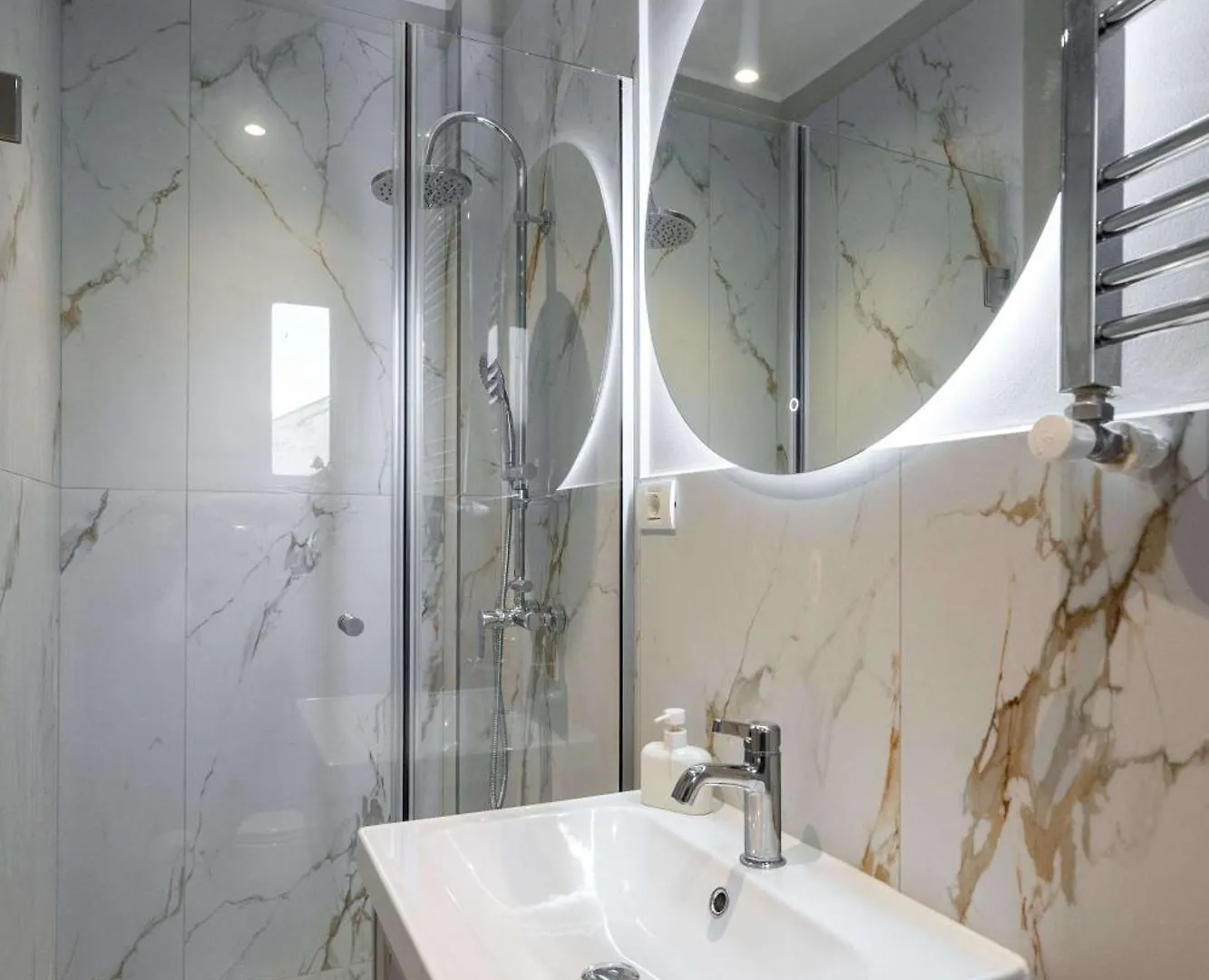 Elegant 3Br Flat Steps From Romanian Athenaeum Bukareszt 0*,