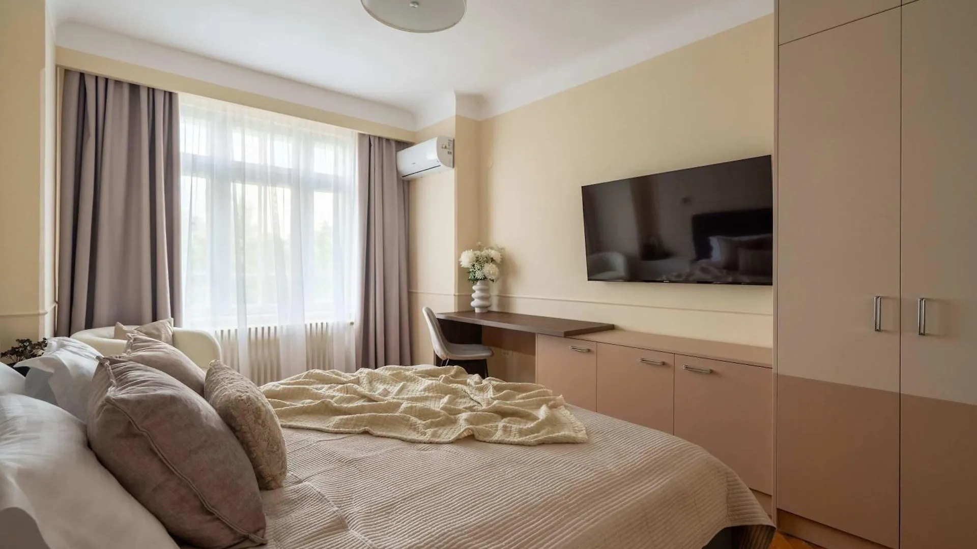 Lejlighed Elegant 3Br Flat Steps From Romanian Athenaeum Bukarest