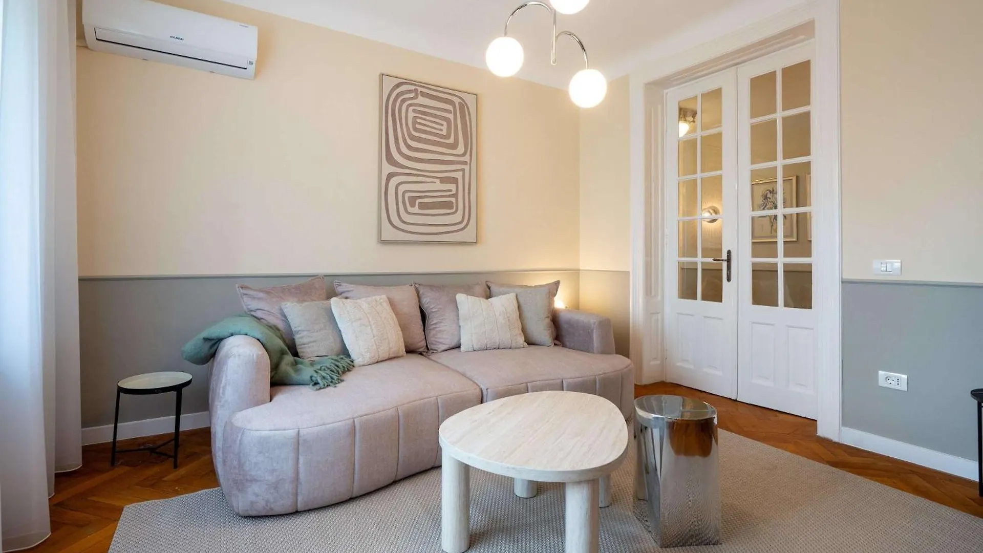 Lejlighed Elegant 3Br Flat Steps From Romanian Athenaeum Bukarest