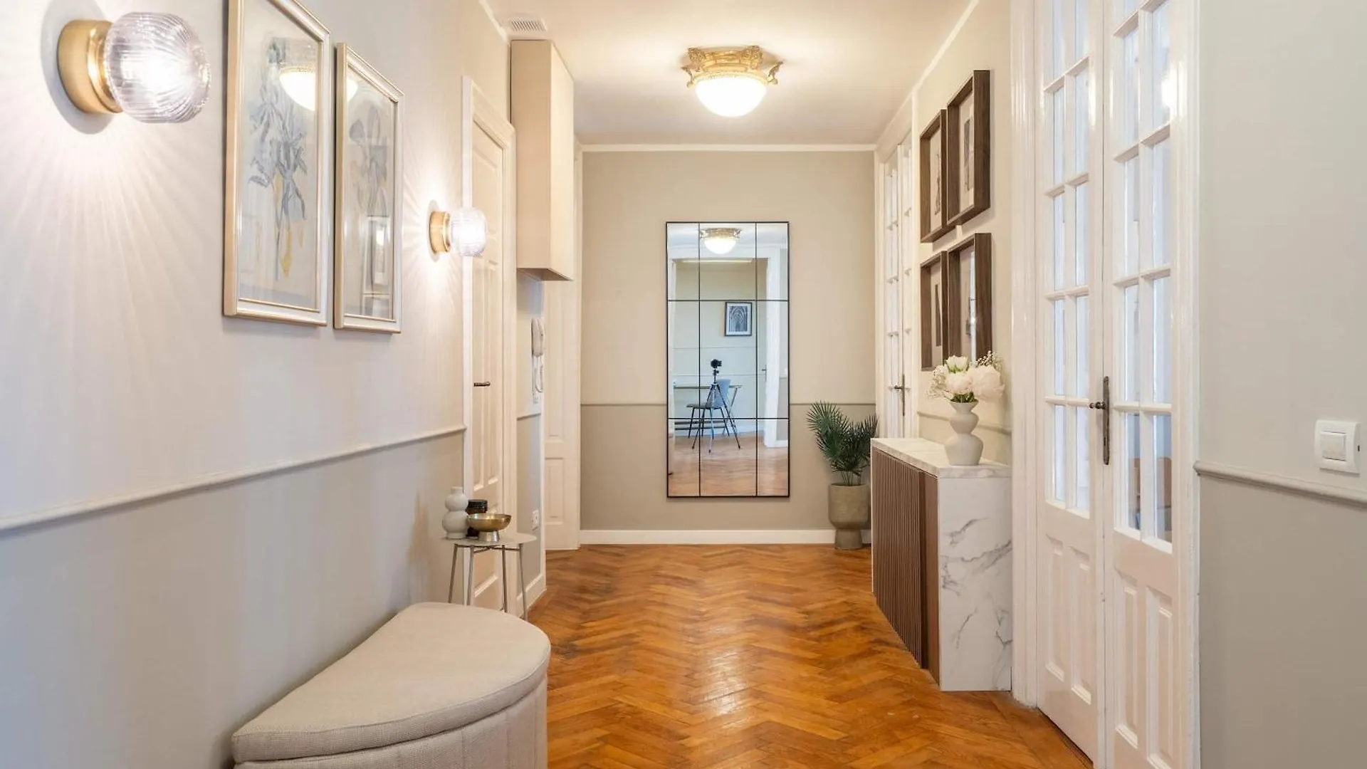 Elegant 3Br Flat Steps From Romanian Athenaeum Bukarest