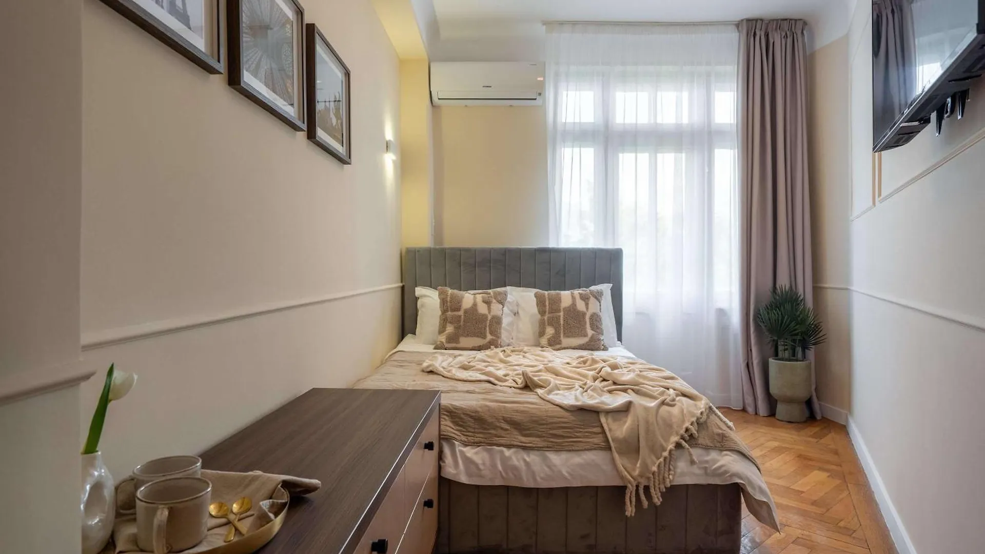Lejlighed Elegant 3Br Flat Steps From Romanian Athenaeum Bukarest