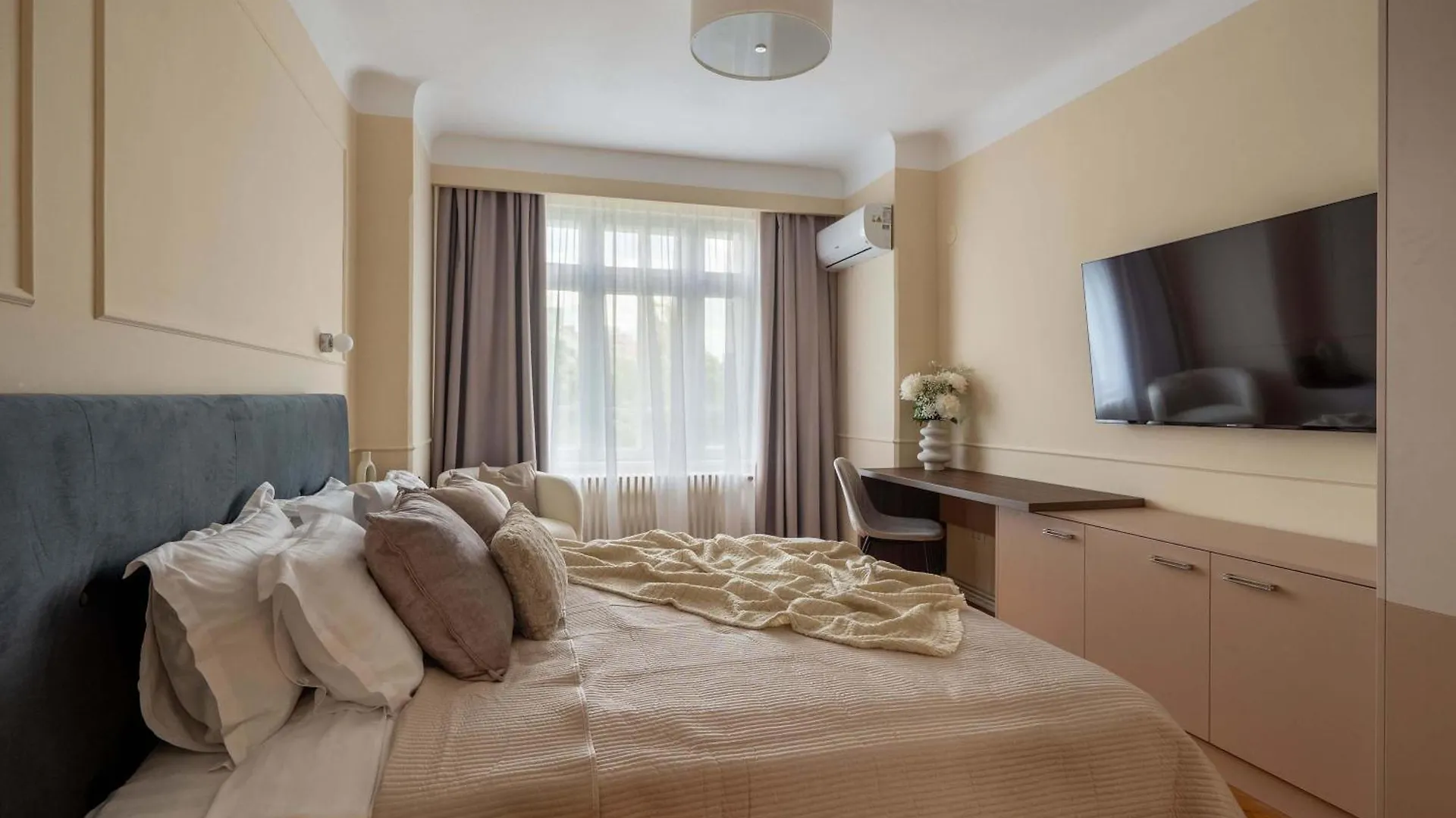 Elegant 3Br Flat Steps From Romanian Athenaeum Bucharest Apartment