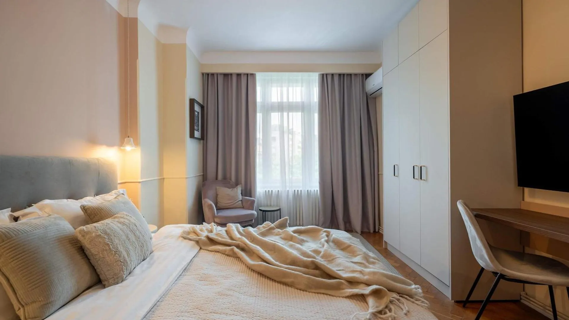 Apartment Elegant 3Br Flat Steps From Romanian Athenaeum Bucharest Romania