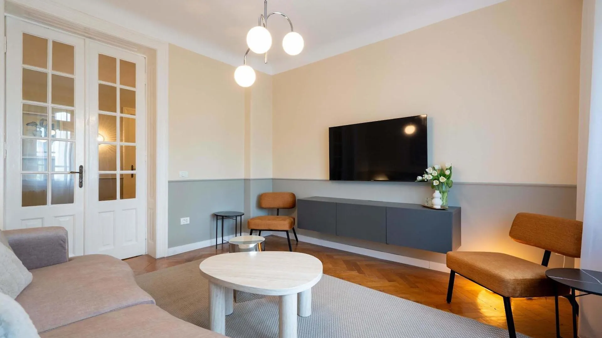Elegant 3Br Flat Steps From Romanian Athenaeum Bucharest Apartment