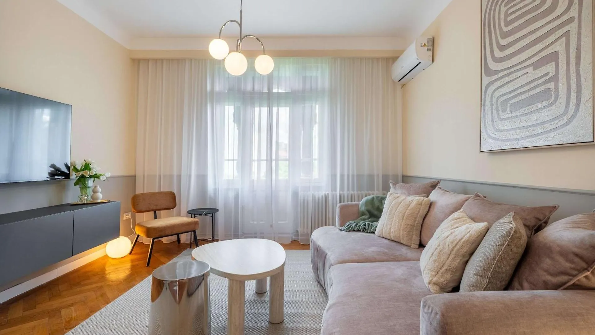 Elegant 3Br Flat Steps From Romanian Athenaeum Bucharest Romania