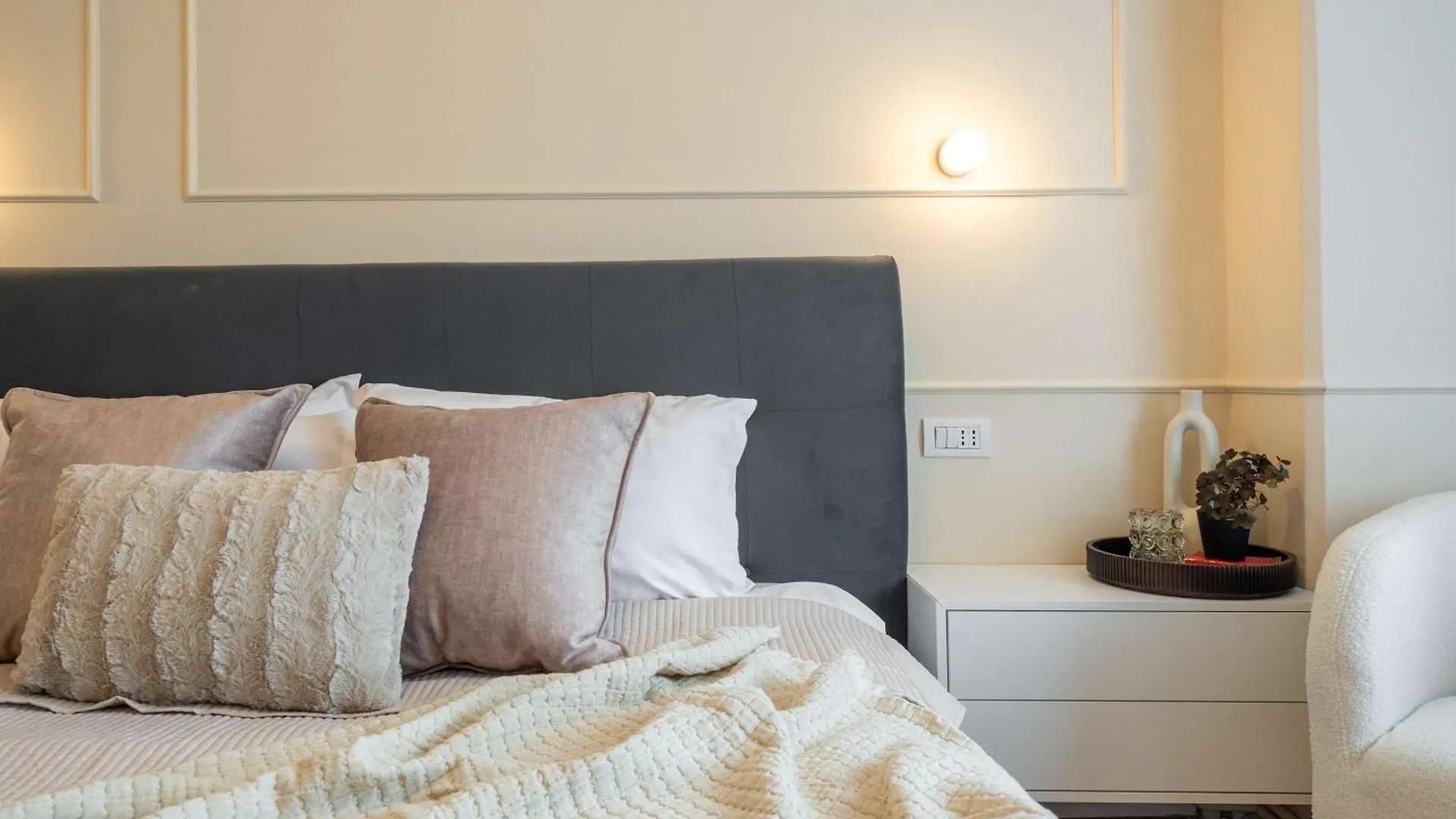 Apartment Elegant 3Br Flat Steps From Romanian Athenaeum Bucharest