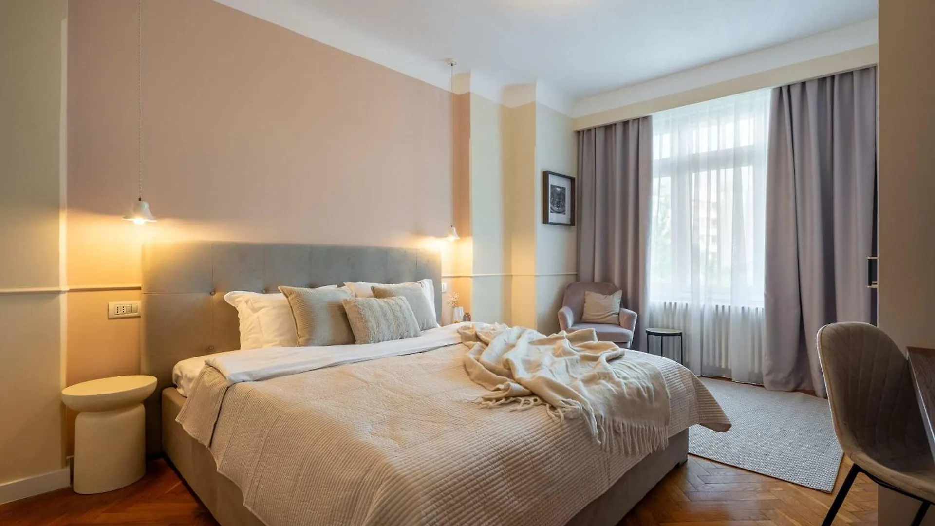 Elegant 3Br Flat Steps From Romanian Athenaeum Bucharest