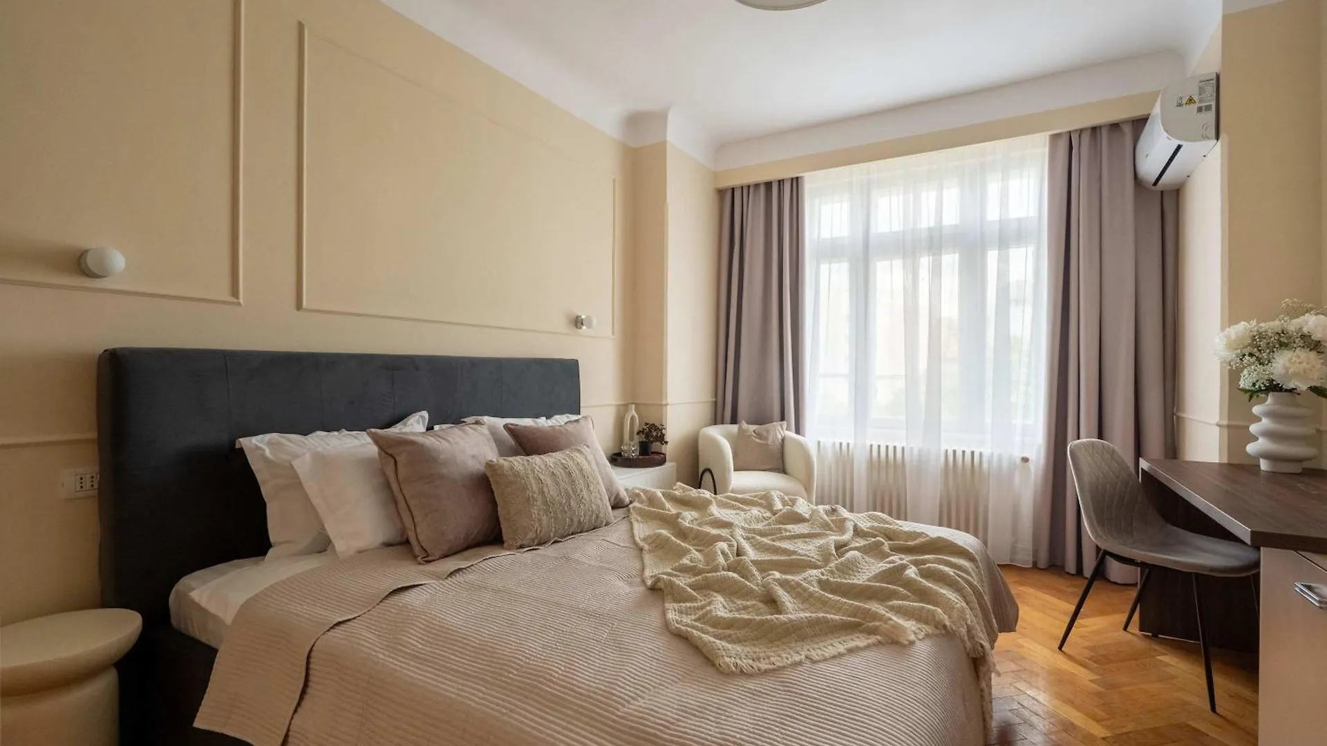 Elegant 3Br Flat Steps From Romanian Athenaeum Bucharest 0*,