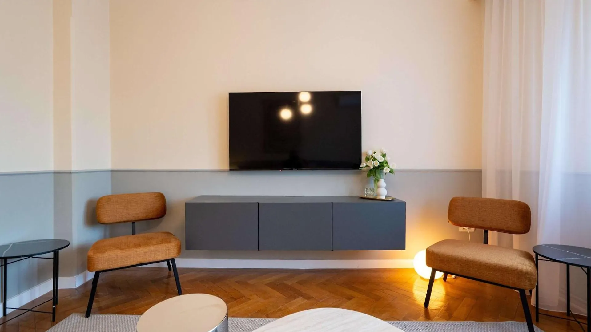Apartment Elegant 3Br Flat Steps From Romanian Athenaeum Bucharest