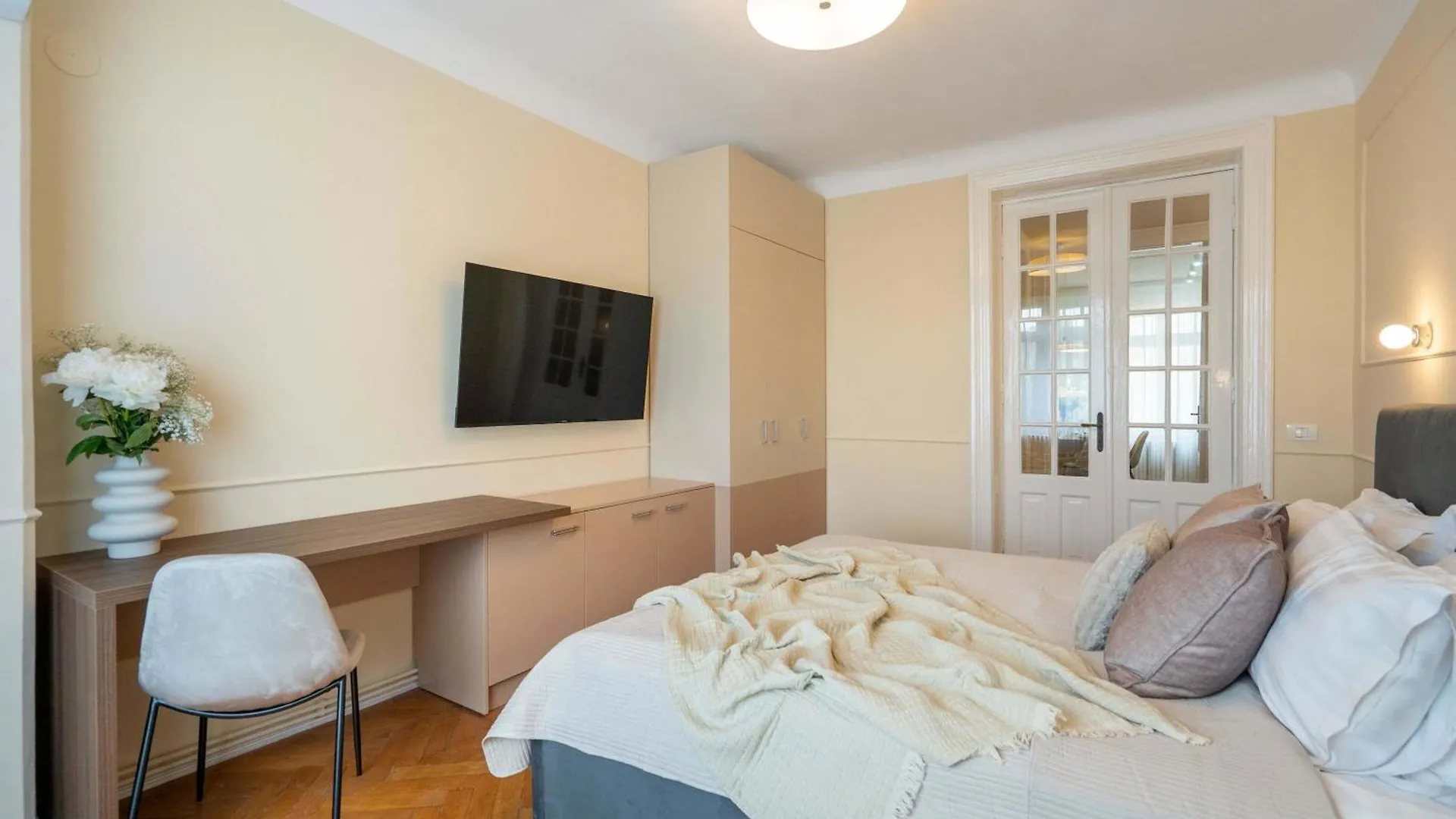Apartment Elegant 3Br Flat Steps From Romanian Athenaeum Bucharest