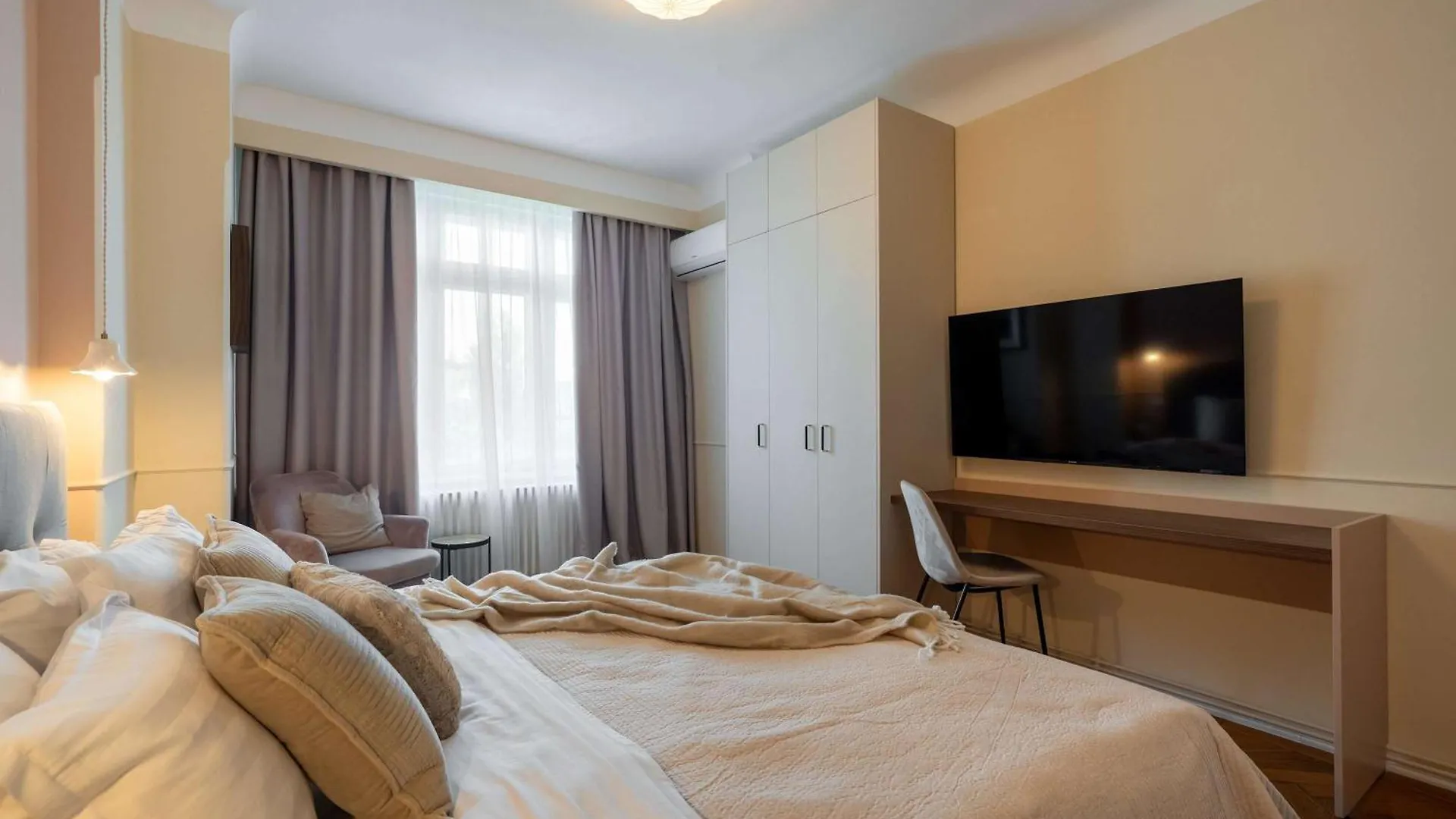 Elegant 3Br Flat Steps From Romanian Athenaeum Bucharest