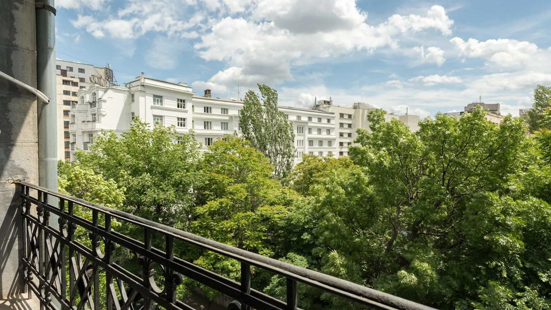 Apartment Elegant 3Br Flat Steps From Romanian Athenaeum Bucharest